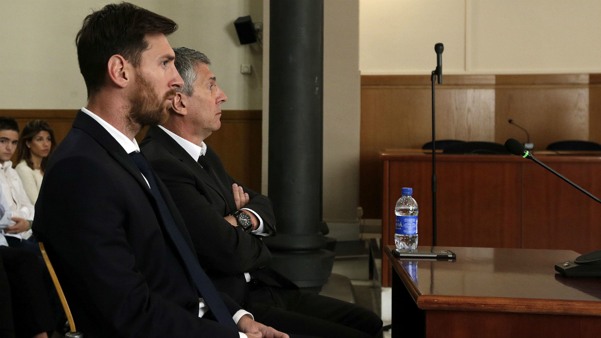 Leo Messi junto a su padre durante un juicio. (AFP)