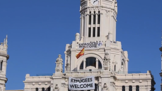 La ultraderecha contesta a Carmena: cuelgan una lona en el Ayuntamiento que dice ‘Españoles Welcome’