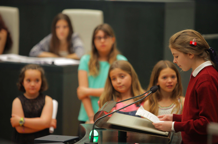 Niña hablando ante el Pleno con la presencia de Carmena. (Foto: Madrid)