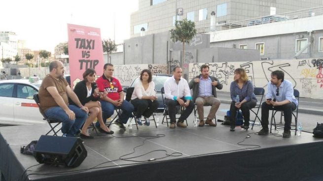 Alberto Álvarez (tercero por la izquierda) entre Lola Sánchez y Tania González. Rafael Mayoral, a la derecha