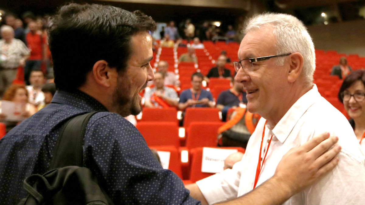 Alberto Garzón y Cayo Lara se saludan en la Asamblea Federal de IU (Foto: Efe).
