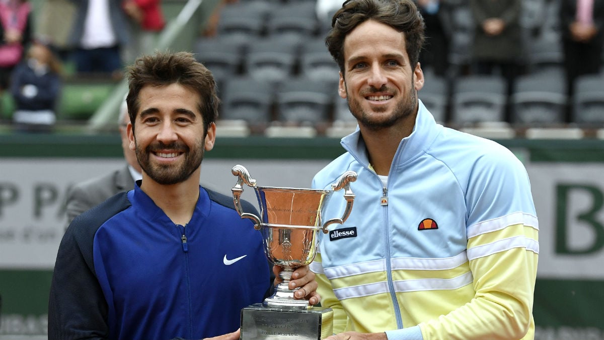 Marc y Feliciano López, con el título de Roland Garros de dobles. (AFP)