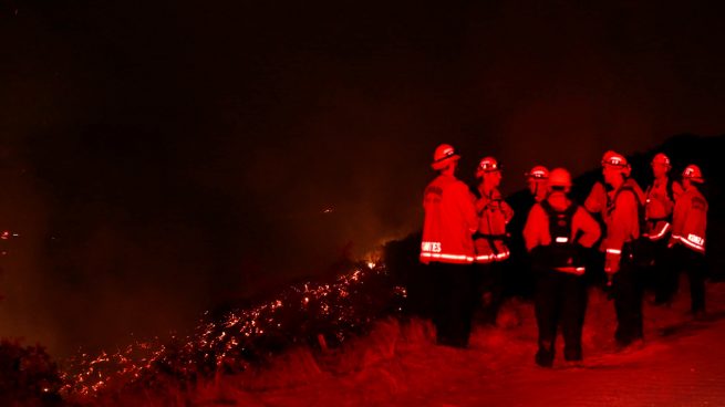 Evacúan a 5.000 personas por un gran incendio en Los Angeles