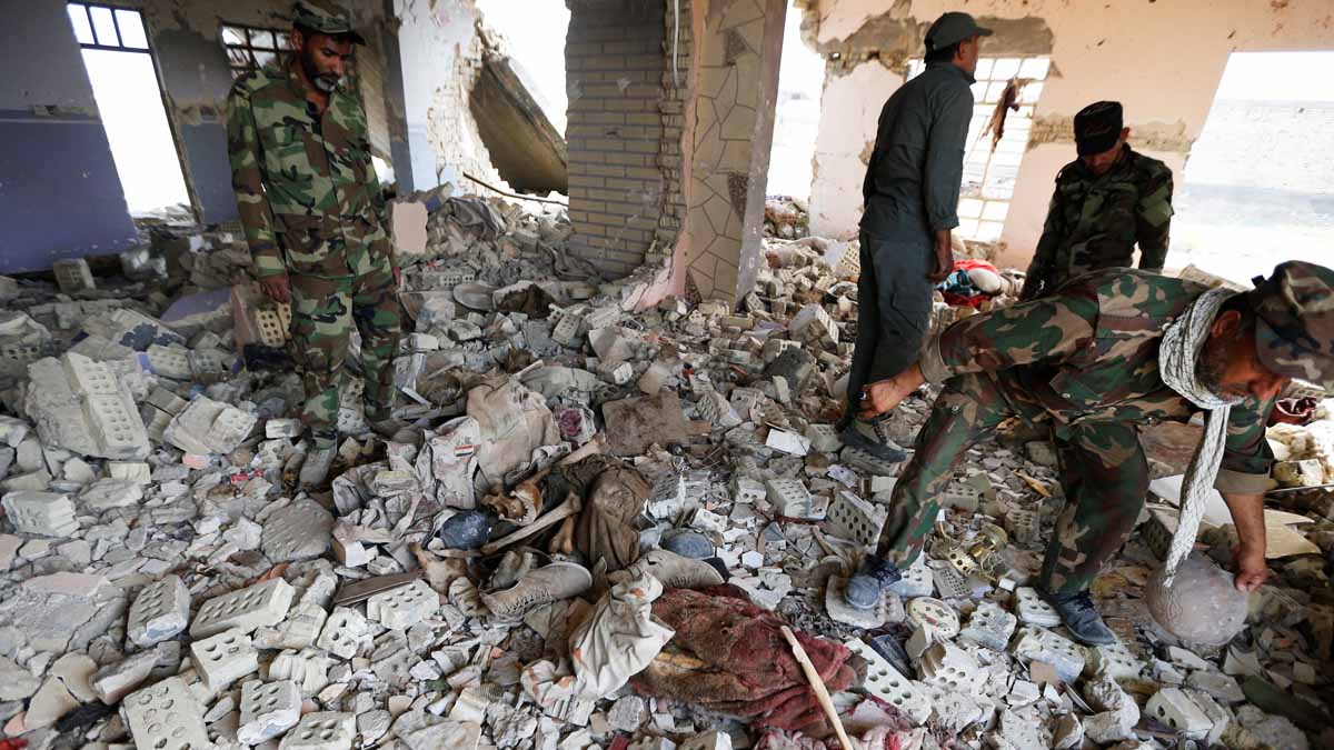 Milicianos chiíes evalúan daños tras un ataque contra el Estado Islámico (Foto: Reuters)