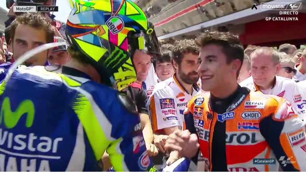 Rossi estrecha su mano con Marc Márquez.