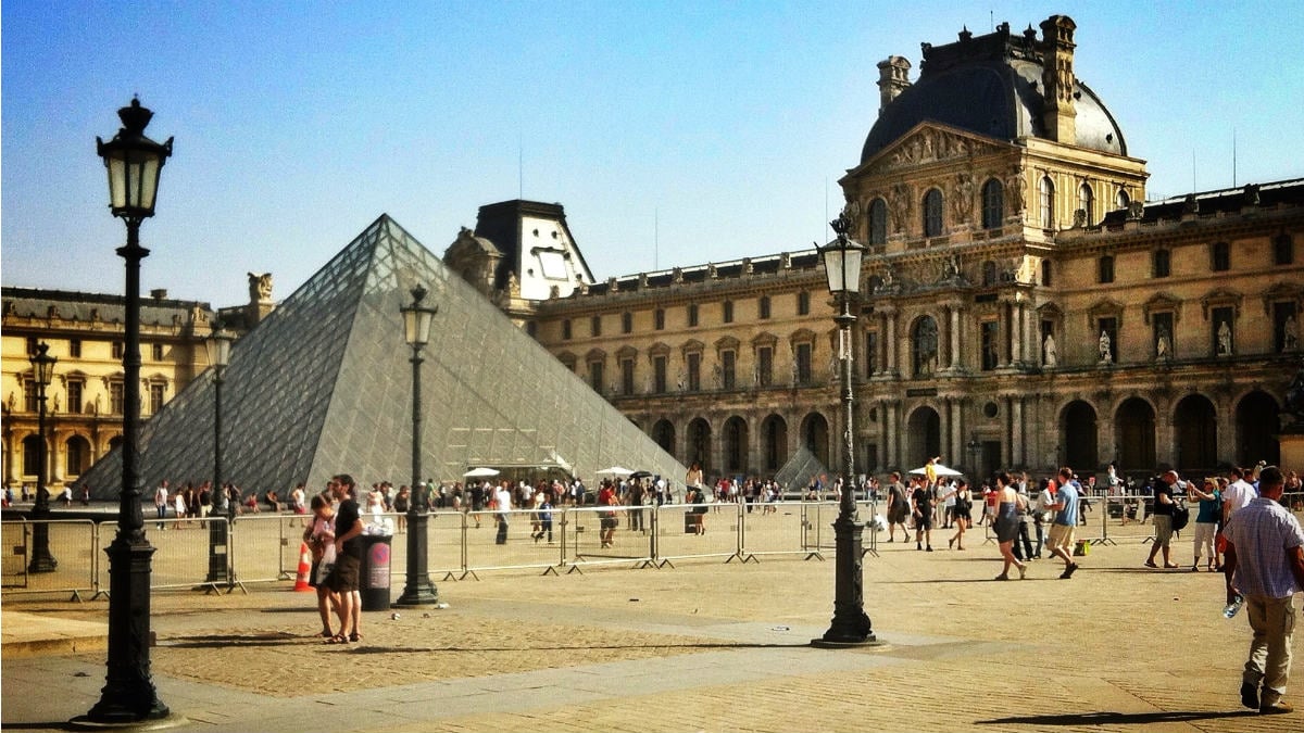 El Museo del  Louvre de París, visto desde los Jardines de las Tullerías. (ADPrieto)