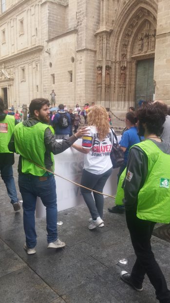 Chavista en la manifestación de Sevilla.