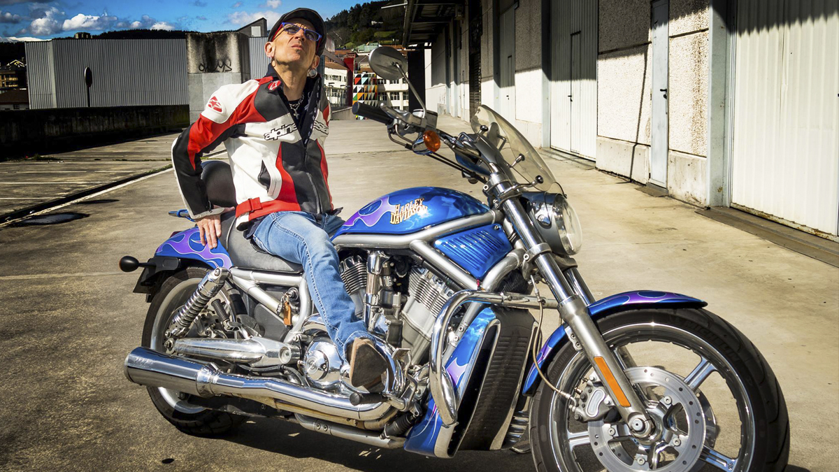 Fito Cabrales con su Harley Davidson V-Road. (Foto: Facebook)