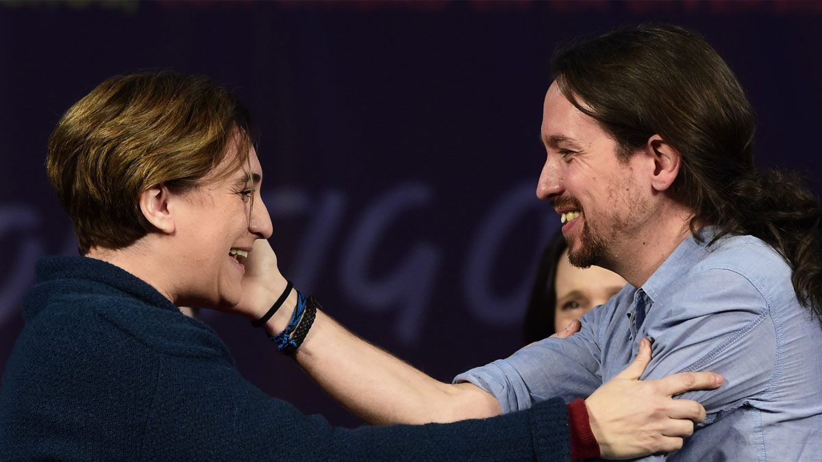 Ada Colau y Pablo Iglesias. (Foto: AFP)