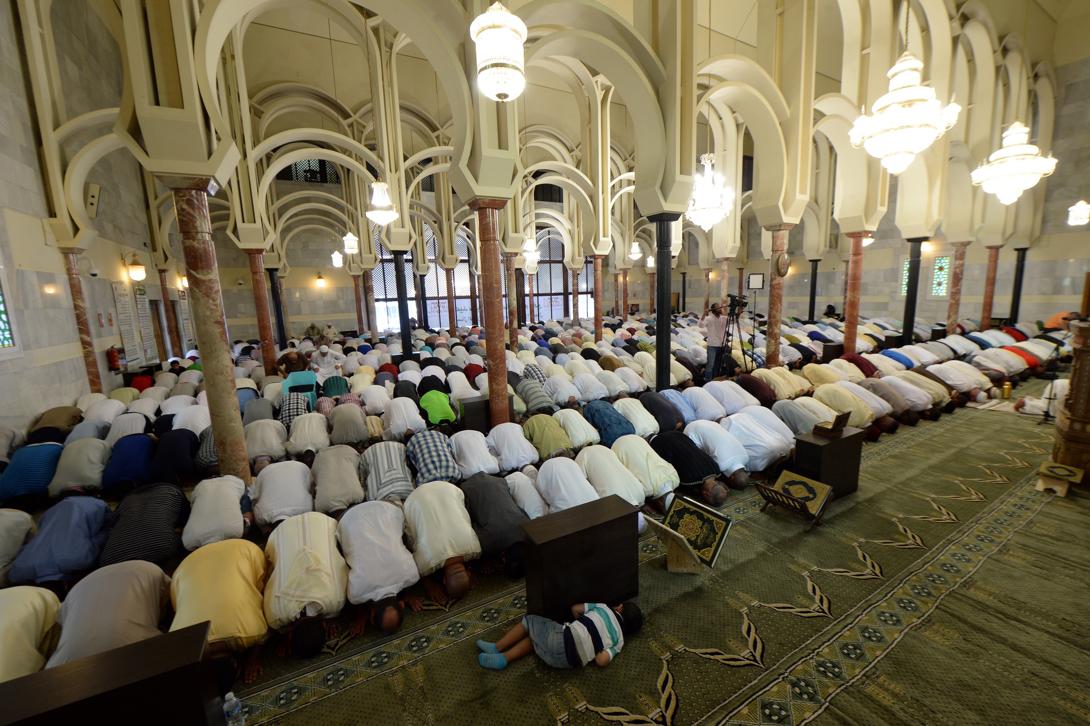 Musulmanes en la mezquita madrileña. (Foto: AFP)