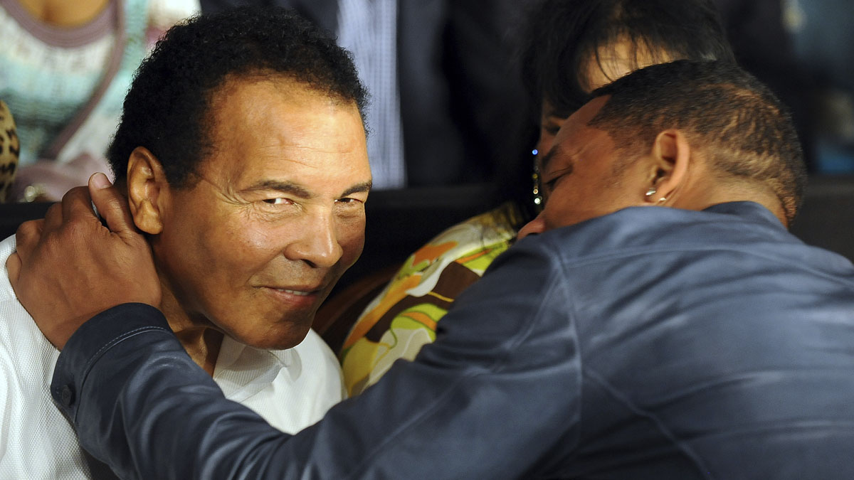 Will Smith saluda a Muhammad Ali. (Foto: AFP)