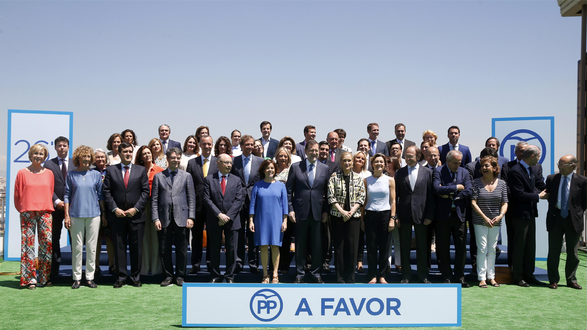 Mariano Rajoy junto a sus compañeros de lista por Madrid. (Foto: EFE)