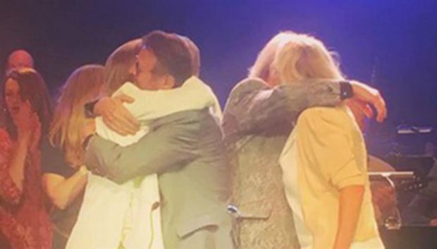 Los cuatro suecos se abrazan después del emocionante reencuentro. (Foto: Instagram)