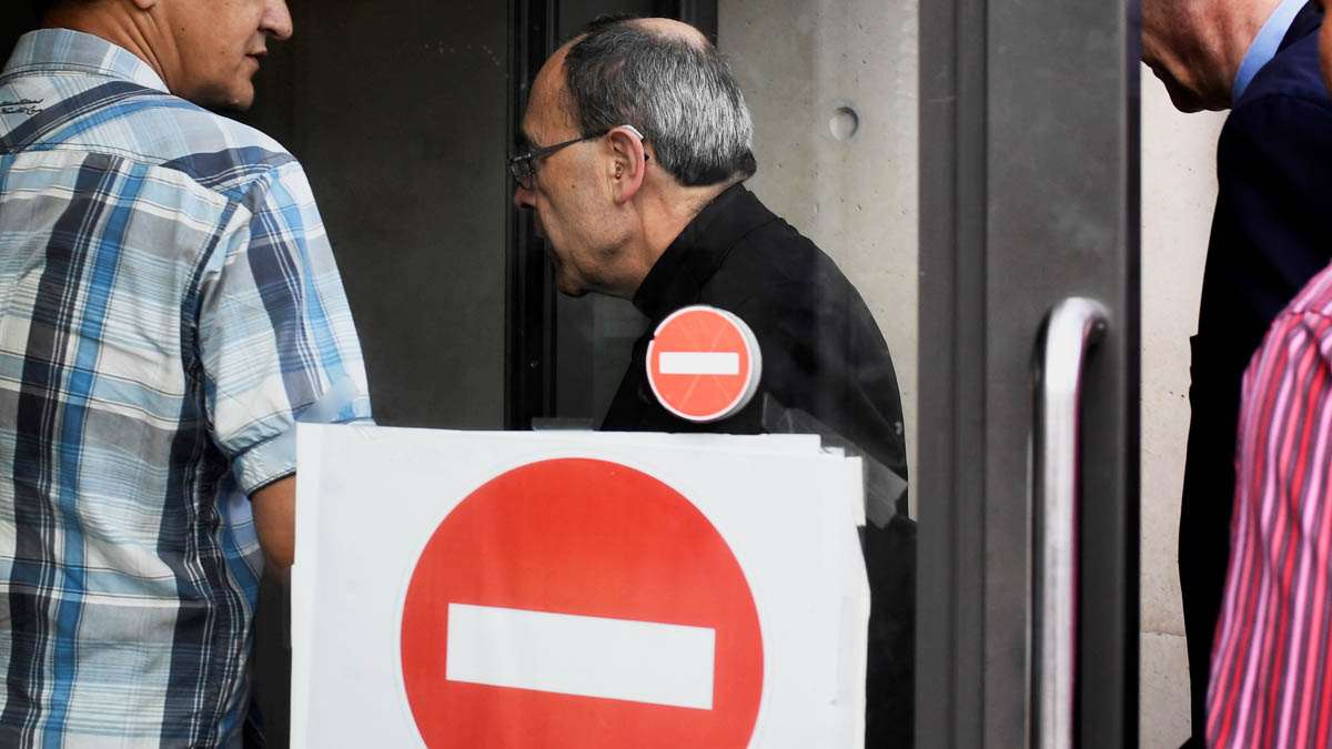 El cardenal Barbarin llegando a las instalaciones de la policía. (Foto: AFP)