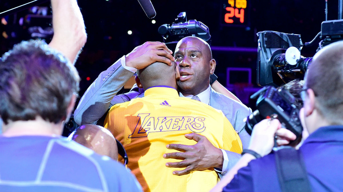 Magic Johnson despide a Kobe Bryant esta temporada. (Getty)