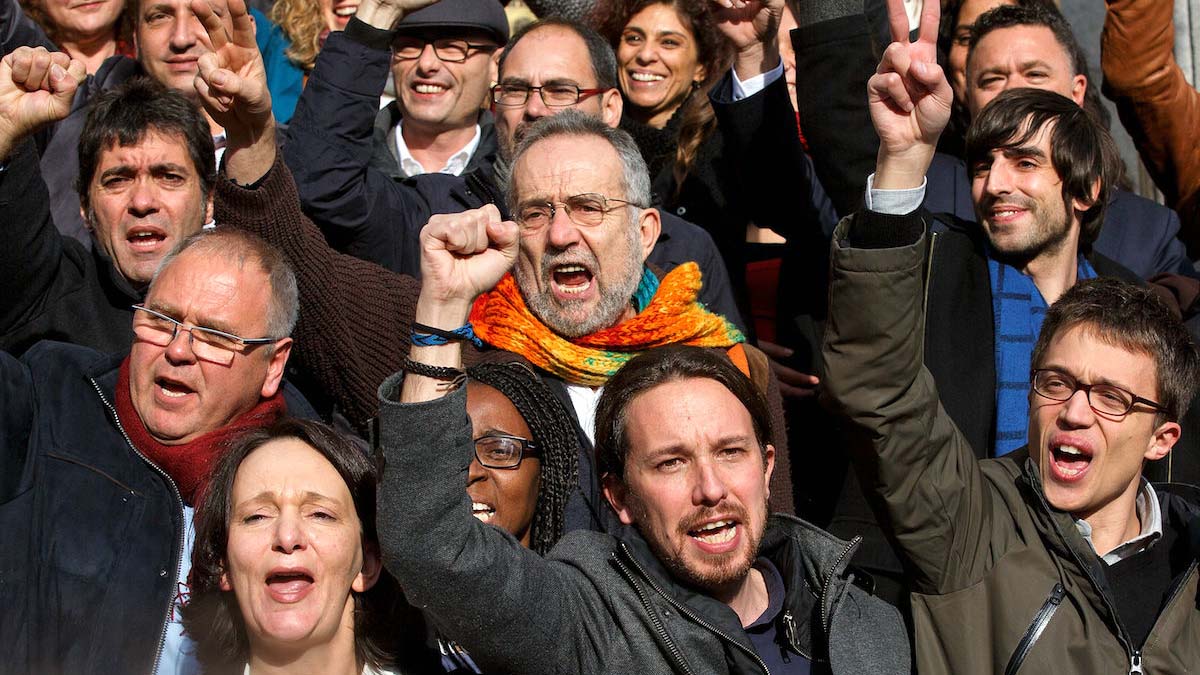 Pablo Iglesias, Íñigo Errejón y otros miembros de Podemos, a las puertas del Congreso de los Diputados (Foto: Getty)
