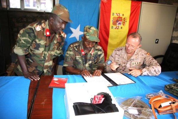 El coronel Juan Murillo, como Jefe del Contingente Español hizo entrega del material al coronel Tifo . (Ministerio de Defensa).