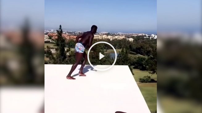 Un jugador del Milan protagoniza la idiotez del año: se juega la vida haciendo ‘balconing’