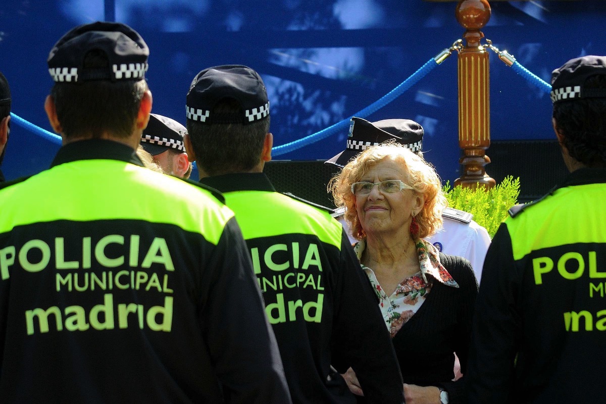 La alcaldesa Carmena pasando revista a la Policía Municipal. (Foto: Ayuntamiento)