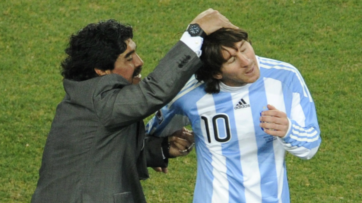 Maradona hace un gesto cómplice a Messi en el Mundial de 2006. (AFP)