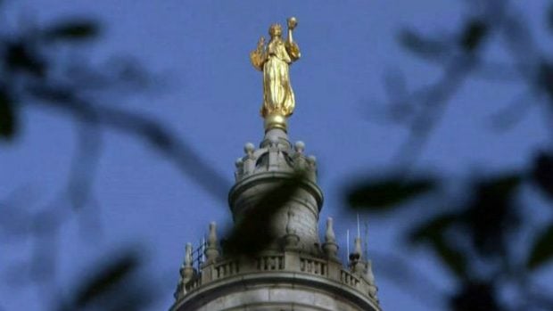 Munson sirvió como modelo para a realizar la escultura ubicada en la cúpula de la alcaldía de Nueva York.