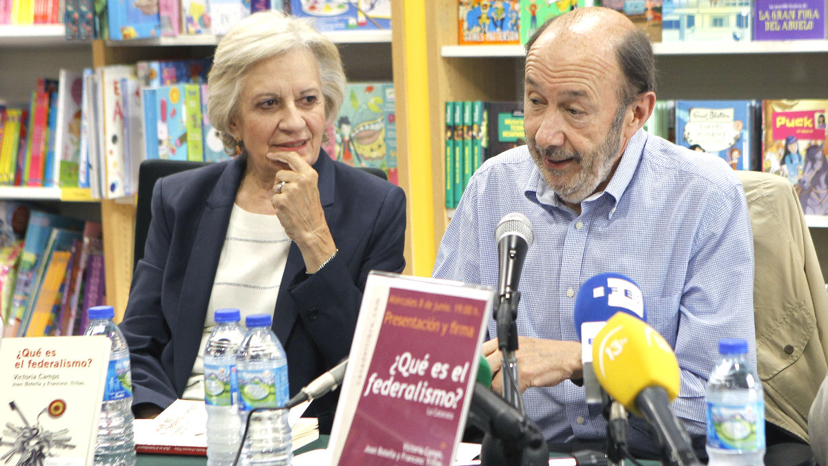 El ex secretario general del PSOE, Alfredo Pérez Rubalcaba (d), durante la presentación del libro ‘¿Qué es el federalismo?’, de Victoria Camps (i), Joan Botella y Francesc Trillas (Foto: Efe)