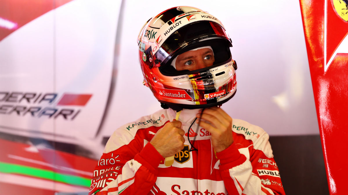 Vettel, en el box de Ferrari. (Getty)