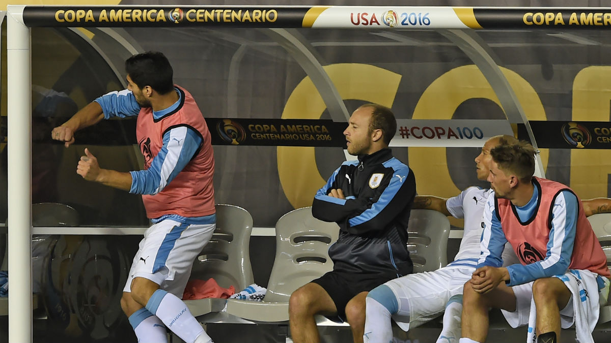 Luis Suárez golpea el banquillo en el partido ante Venezuela. (AFP)