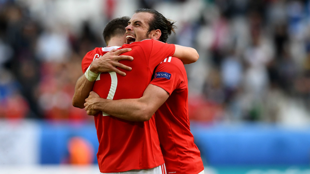 Bale celebra al final del partido el triunfo con un compañero. (Getty)