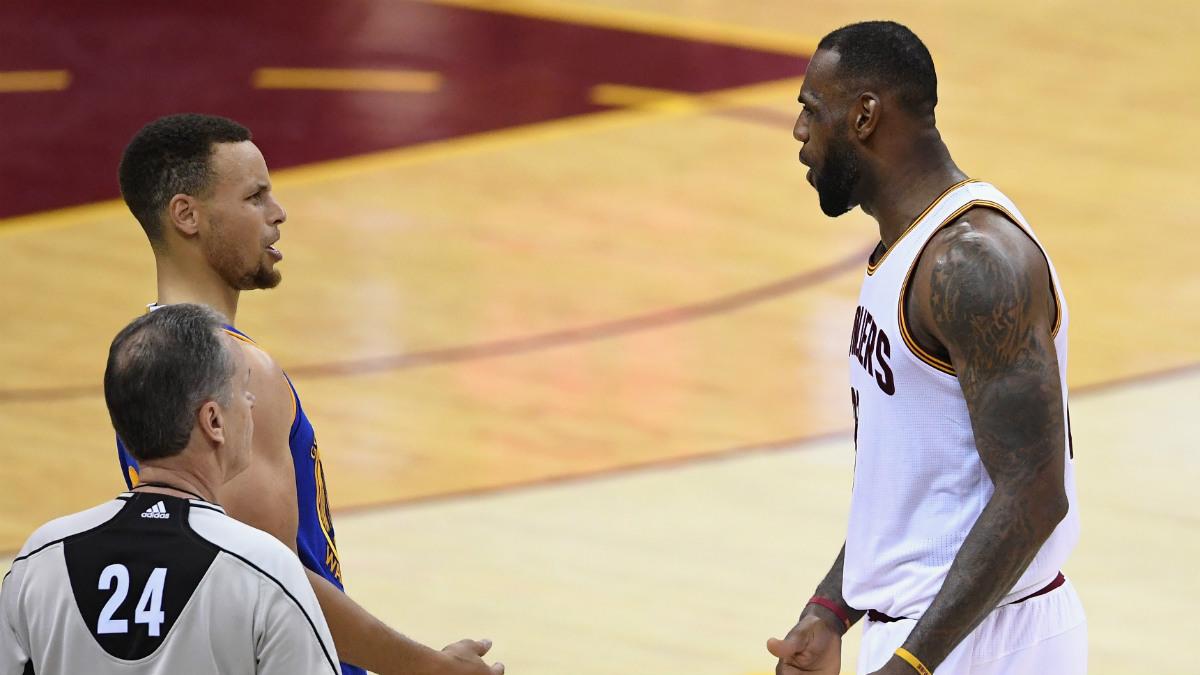 LeBron tuvo una agria discusión con Stephen Curry. (Getty)