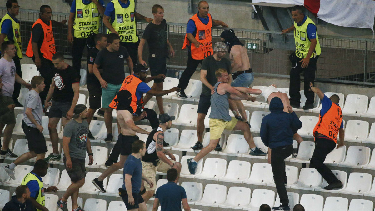 Hooligans y rusos se volvieron a pegar dentro del estadio. (Reuters)