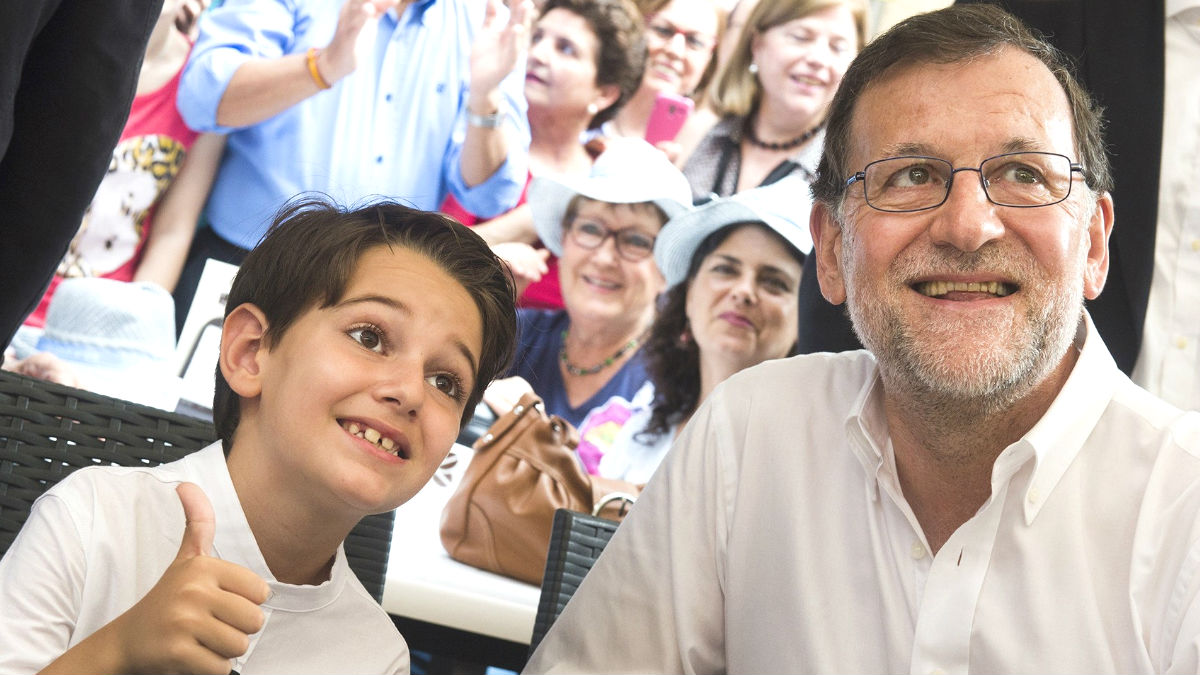 El presidente del Gobierno en funciones, Mariano Rajoy, con su «miniyo» Pablo Gomariz.