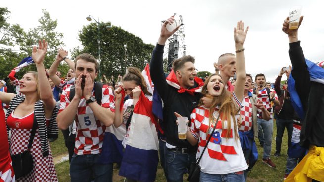 aficion-croacia-celebra-victoria-cerveza