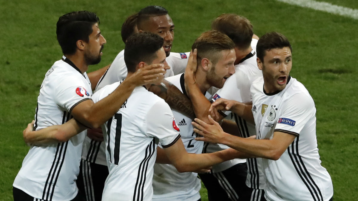 Alemania celebra el gol de Mustafi. (AFP)