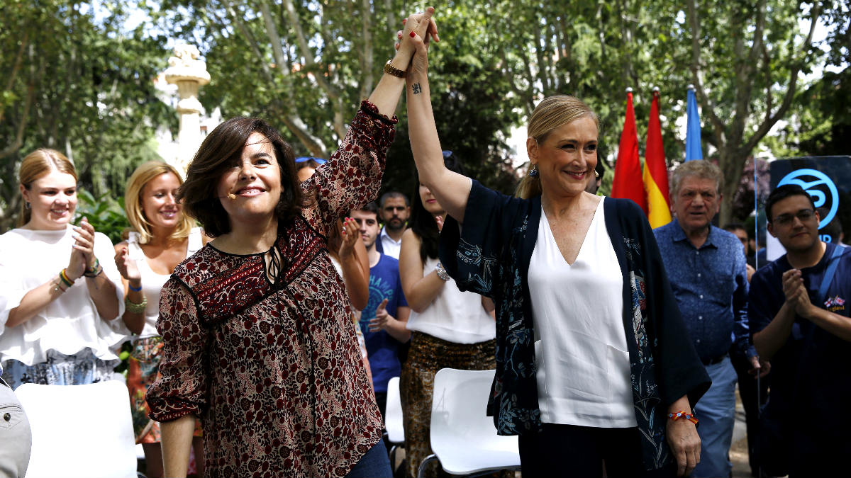 Soraya Saenz de Santamaría y Cristina Cifuentes. (Foto: EFE)