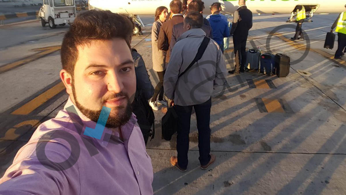El presunto pederasta en un aeropuerto. (OKD)