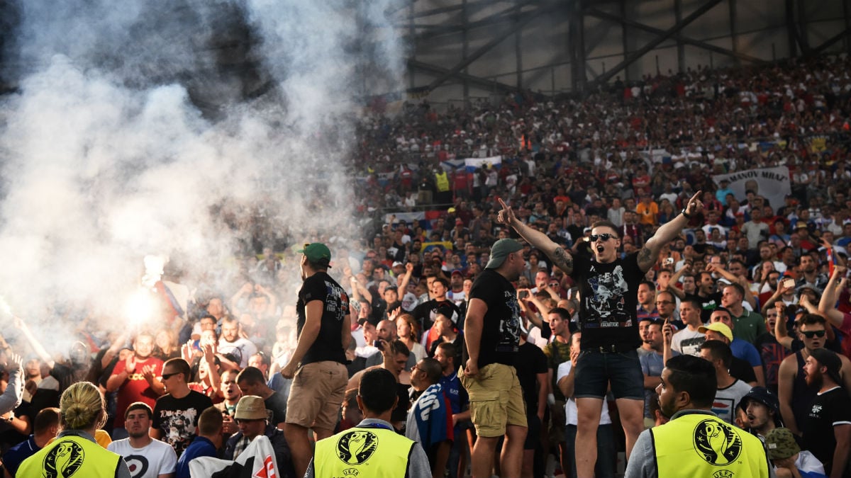 Los hinchas rusos protagonizaron incidentes en el Velodrome. (AFP)