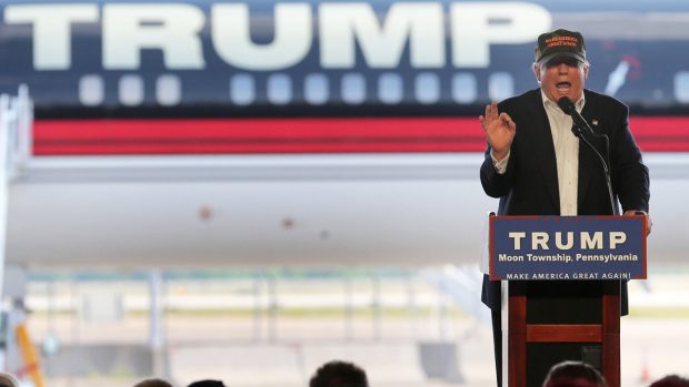 Donald Trump en un reciente discurso frente a su avión de campaña (Foto: Reuters)