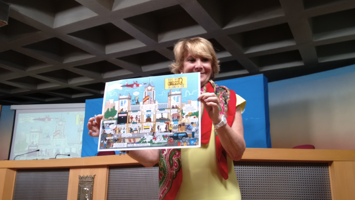 Esperanza Aguirre, líder del oposición en Madrid, con el cómic sobre el Ayuntamiento de Ahora Madrid. (Foto: OKDIARIO)