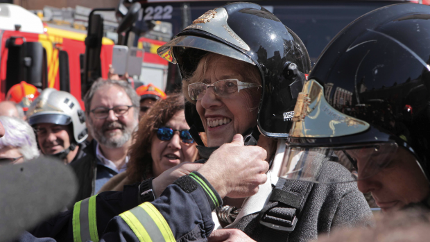 Manuela Carmena con un casco de Bomberos Madrid. (Foto: Madrid)