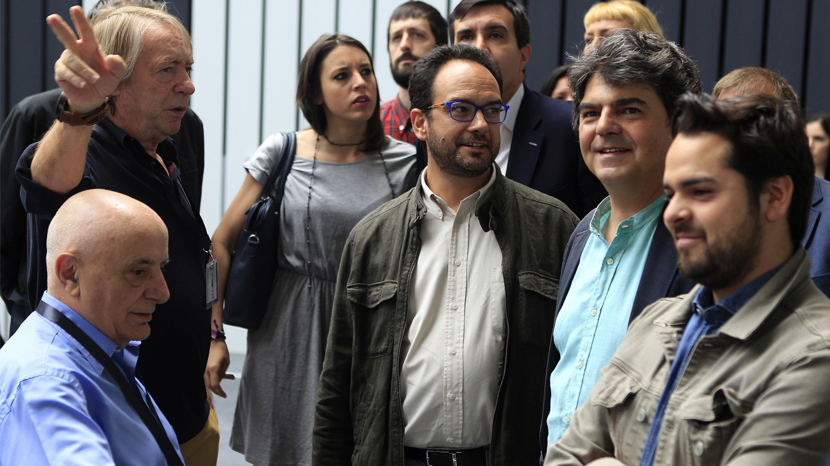 Miembros de la Academia de Televisión muestran el plató a representantes de los cuatro partidos. (Foto: EFE)