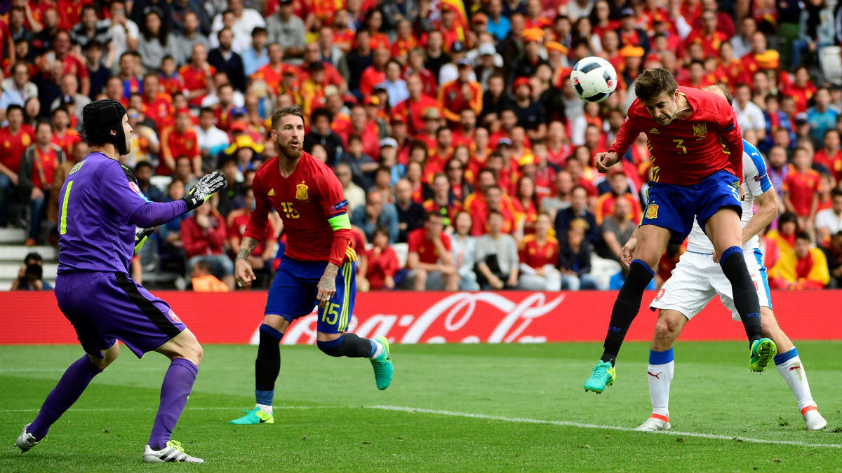 Piqué marca el 1-0 de España ante la República Checa. (AFP)