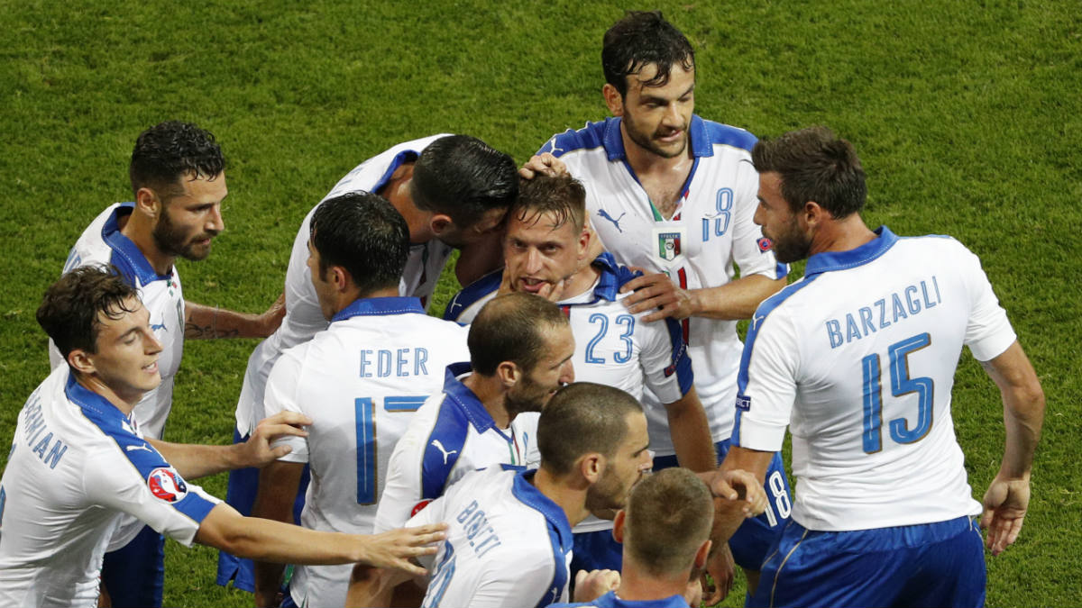 Italia celebra el gol de Giaccherini. (Reuters)