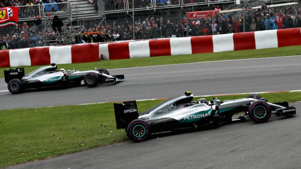 Nico Rosberg perdió todas sus opciones de victoria en Canadá en la salida tras tocarse con Hamilton. (Getty)