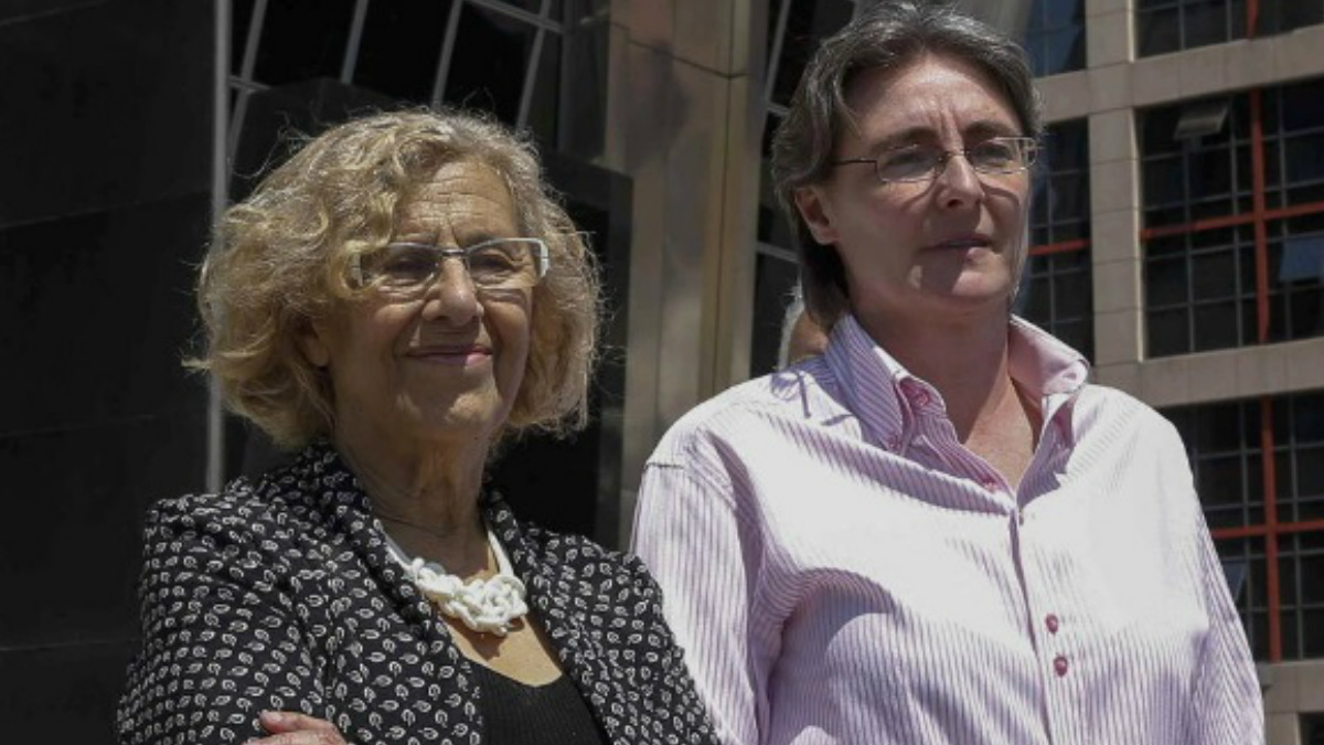La alcaldesa de Madrid, Manuela Carmena, junto a la Alcaldesa en funciones, Marta Higueras .