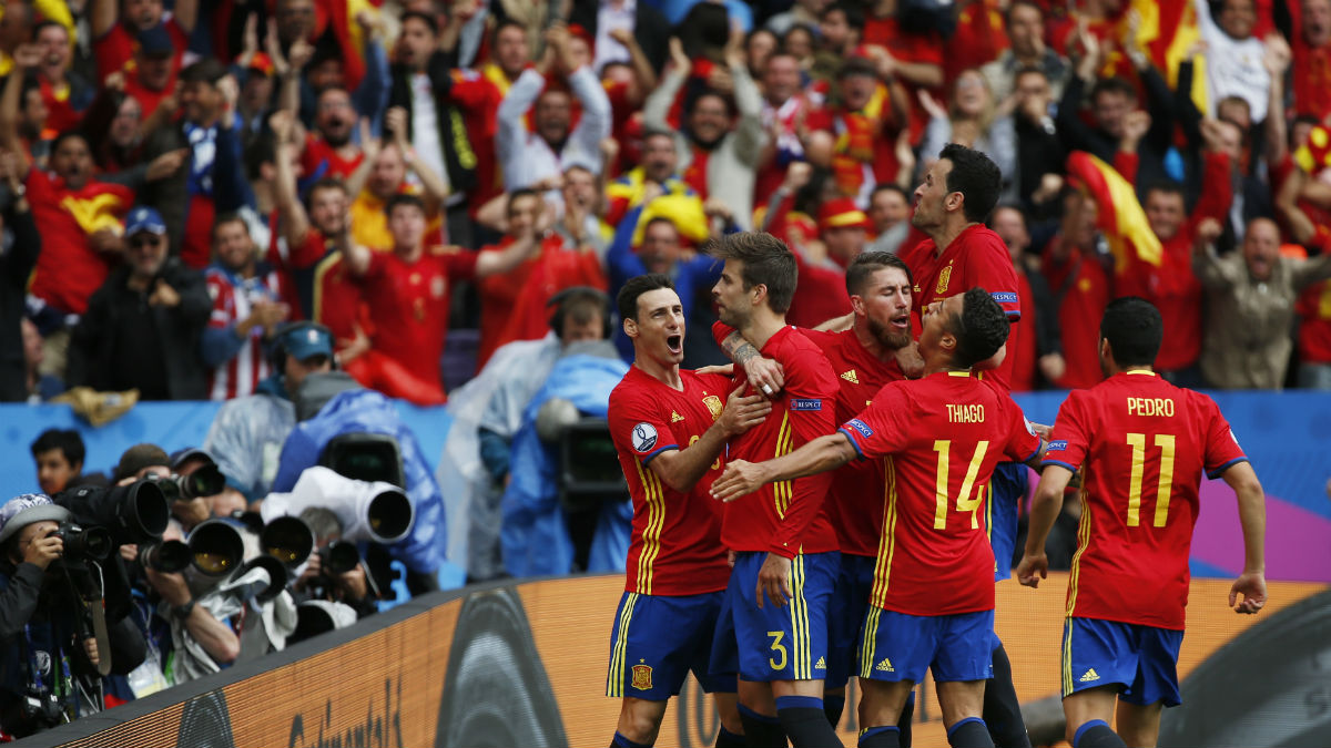Los jugadores de la selección celebran el gol de Piqué. (Reuters)