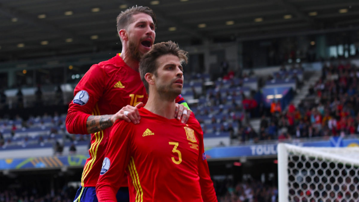 Piqué y Ramos celebran el gol de España. (UEFA.com)