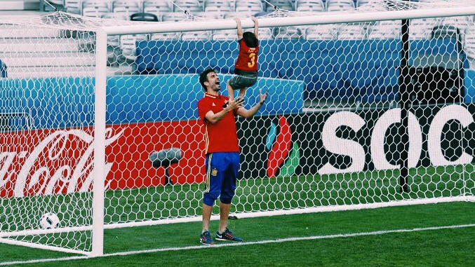Piqué juega con su hijo en Tolouse después del partido de España. (Twitter)