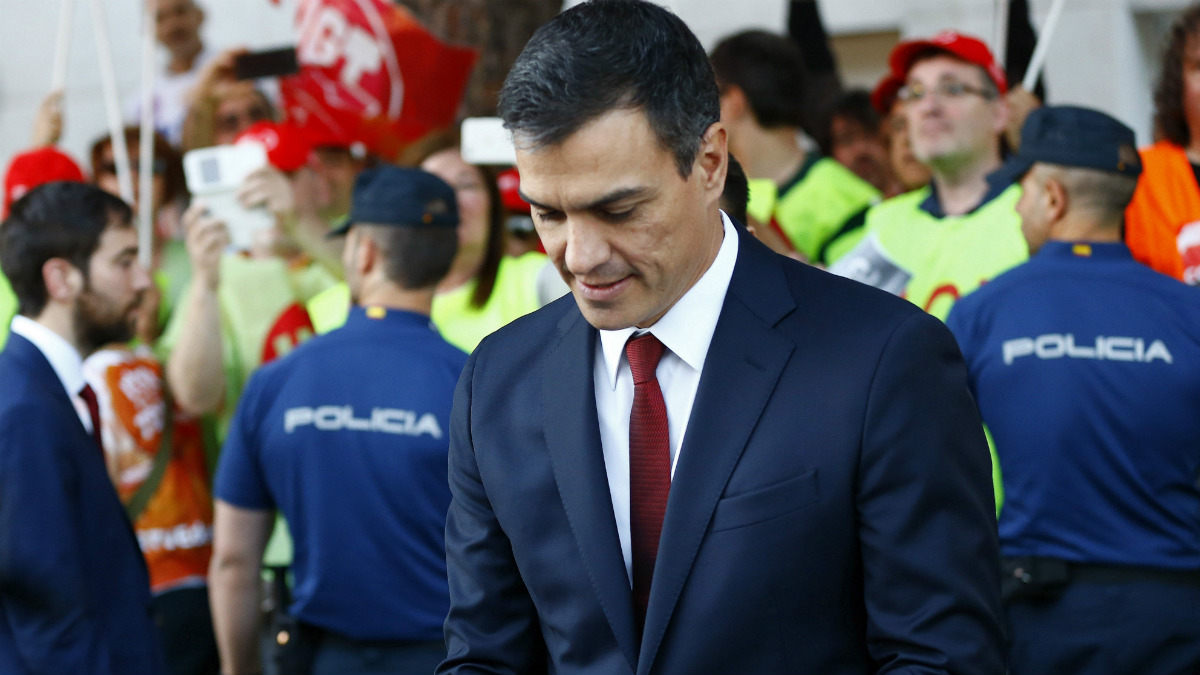 Pedro Sánchez, repasando sus notas antes del debate. (EFE)