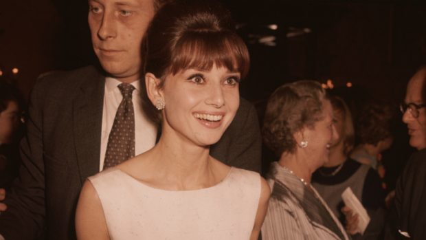 La célebre actriz Audrey Hepburn en una fiesta. (Foto: Getty)